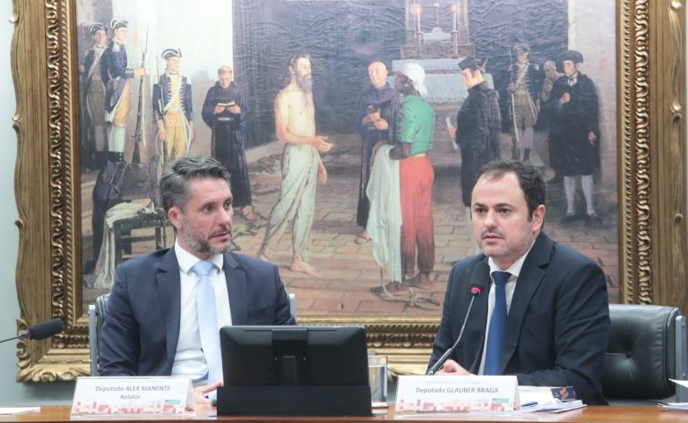 Deputados sentados à mesa