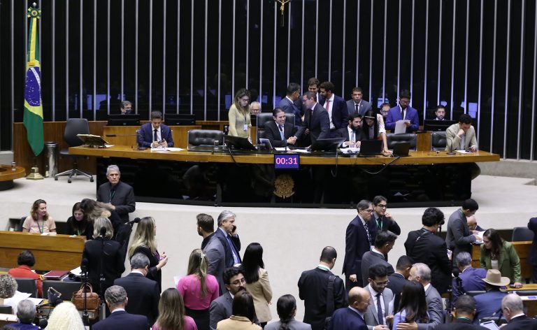 Discussão e votação de propostas legislativas.