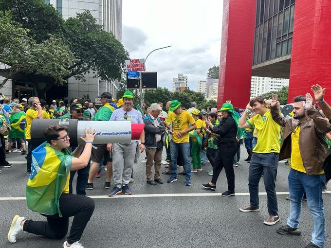Com batons e menções a Deus, bolsonaristas gritam por anistia aos golpistas de 8 de janeiro – Política – CartaCapital