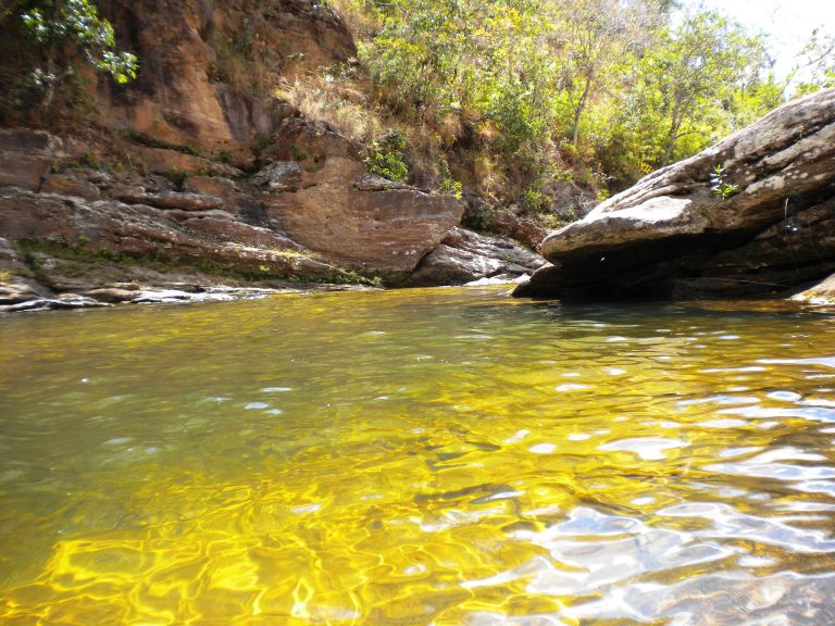 Foto de um rio e grande pedras