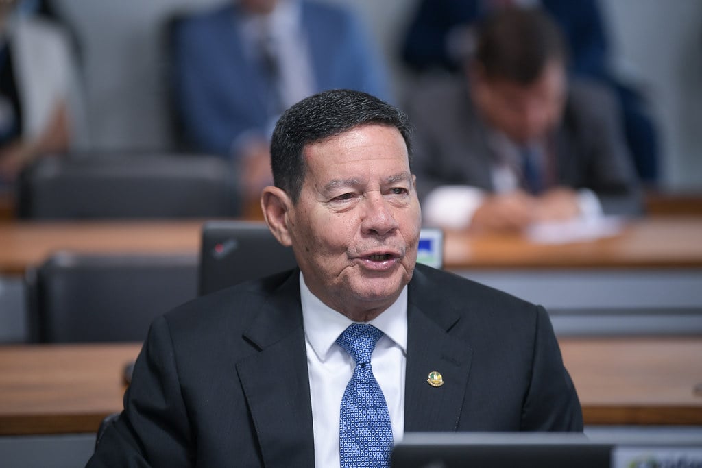 Congresso instala comissão para analisar MP que dá aumento a militares