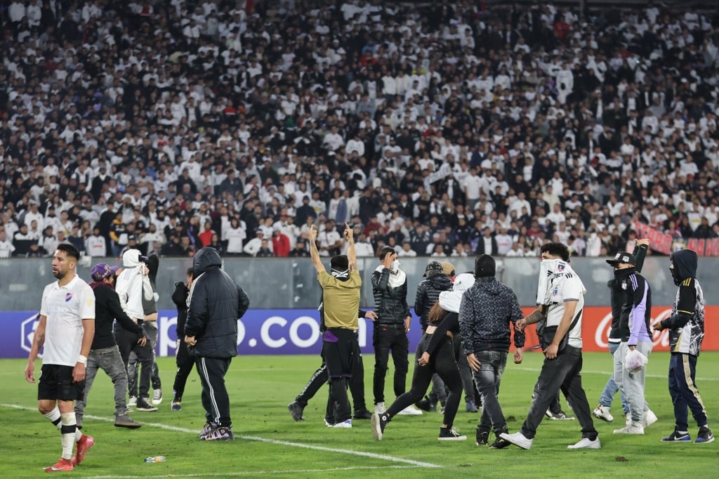 Dois torcedores morrem em tumulto no estádio e Colo Colo-Fortaleza é suspenso