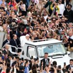 Em recuperação, Papa Francisco deseja ‘Feliz Páscoa’ aos fiéis na Praça São Pedro