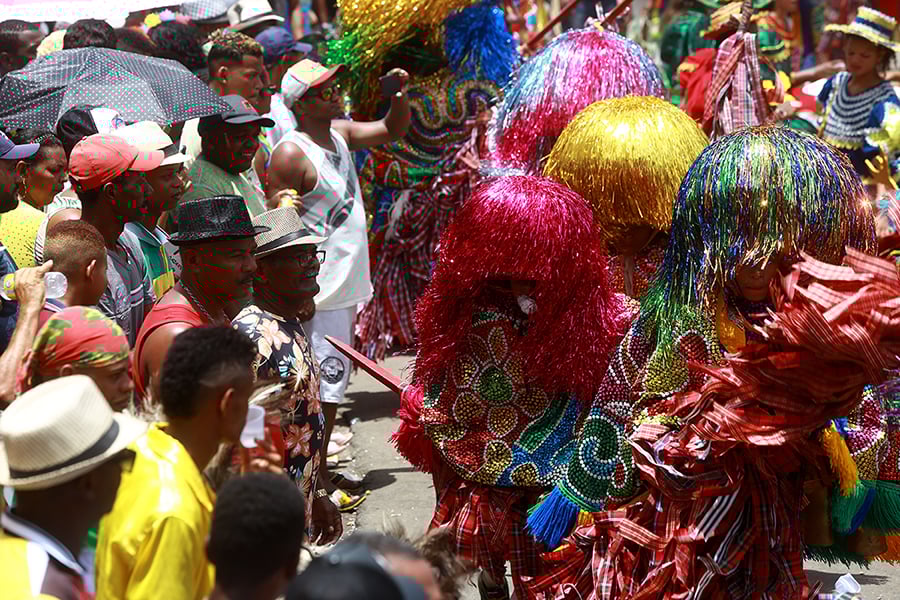 Maracatu rural realiza o tradicional Carnaval de Páscoa nas ruas de Nazaré da Mata (PE)