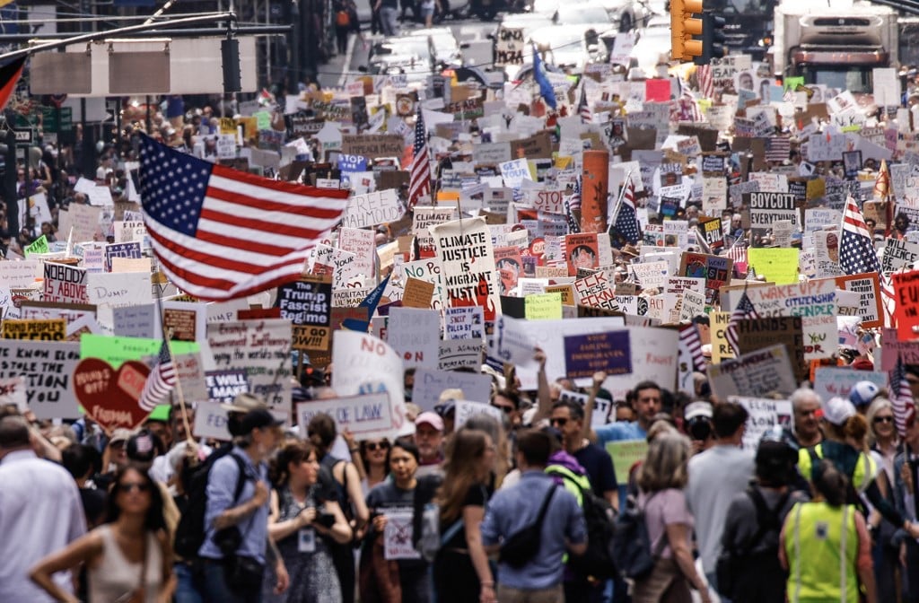 Milhares saem às ruas nos EUA em nova onda de protestos contra Trump