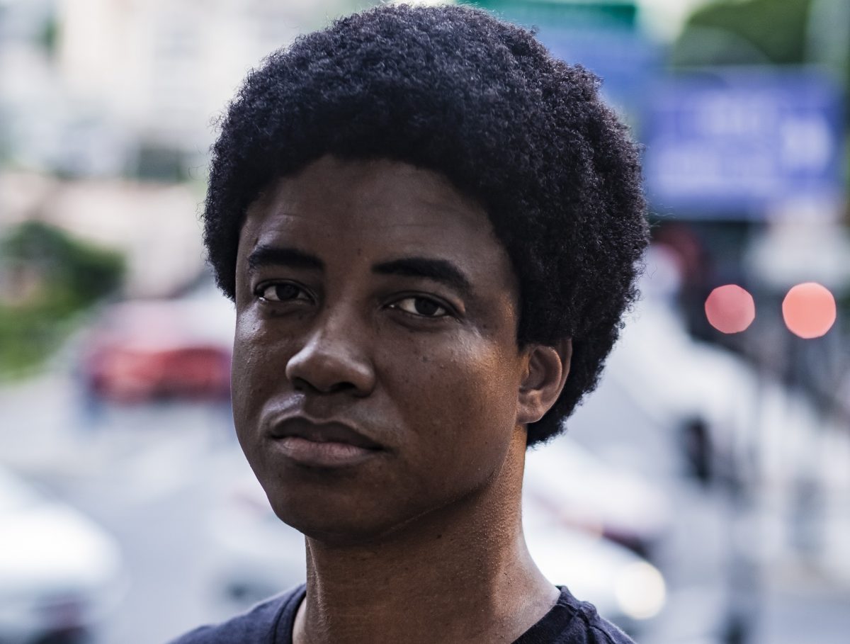 Não é verdadeiro o discurso de que a favela venceu só porque um ascendeu, diz o rapper Roger Deff – Augusto Diniz