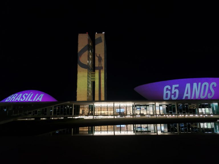Prédio do Congresso recebe projeção de imagens em comemoração dos 65 anos de Brasília - Notícias