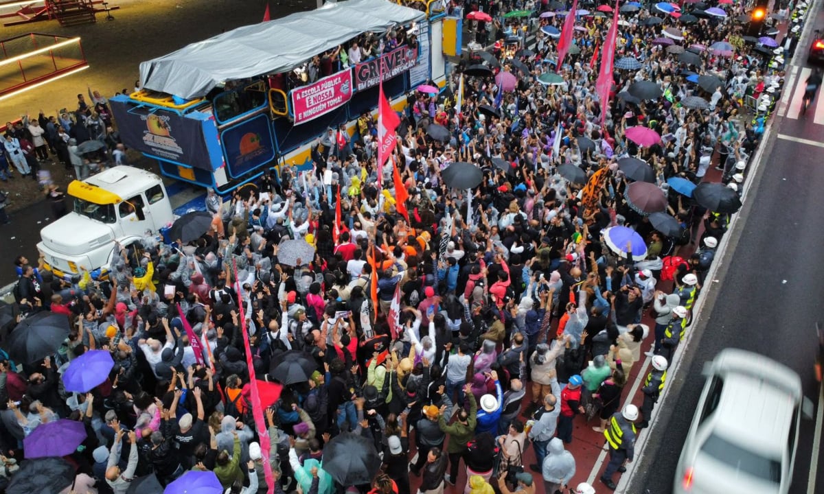 Professores da rede estadual de SP aprovam nova greve para 9 de maio