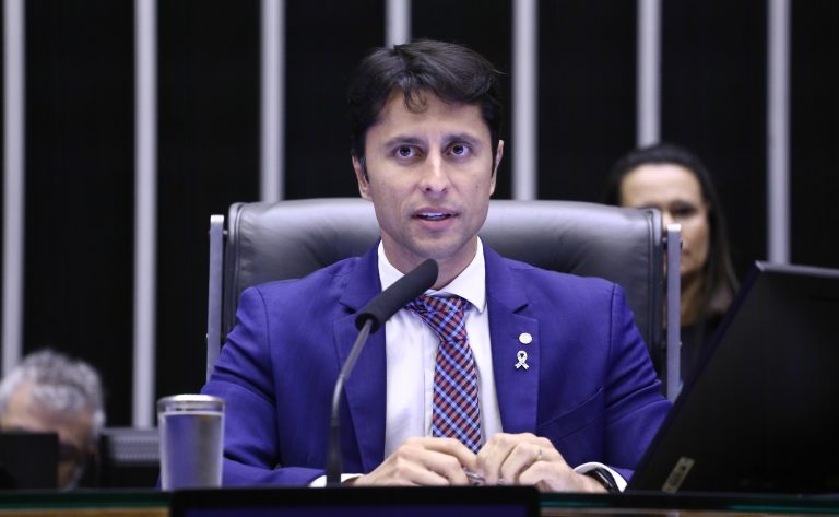 Deputado Duarte Jr. fala ao microfone