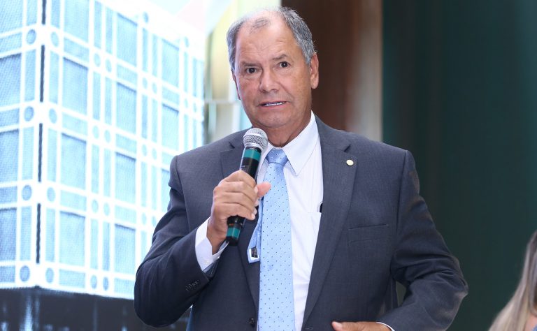 Deputado Alceu Moreira fala ao microfone