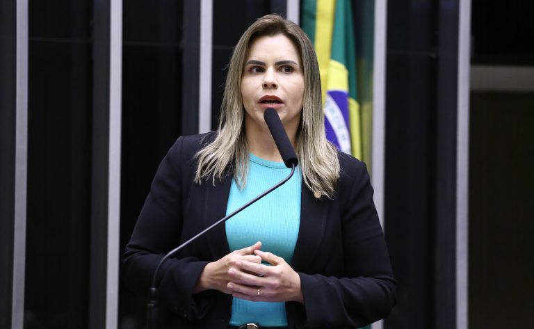 Deputada Clarissa Tércio fala ao microfone