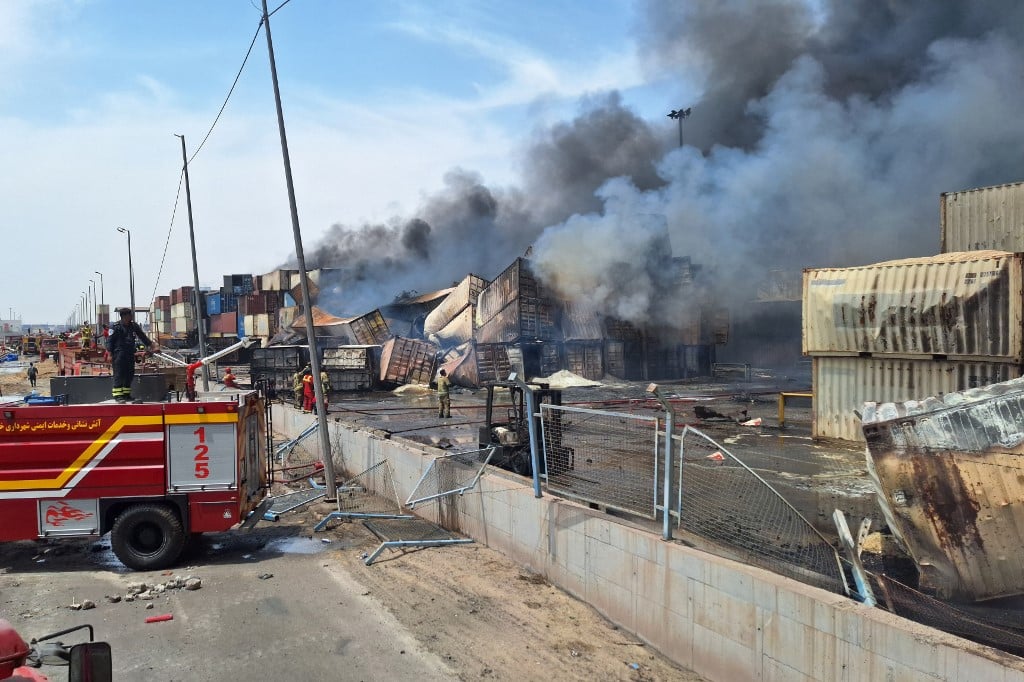 Sobe a 40 o número de mortos em explosão do maior porto comercial do Irã