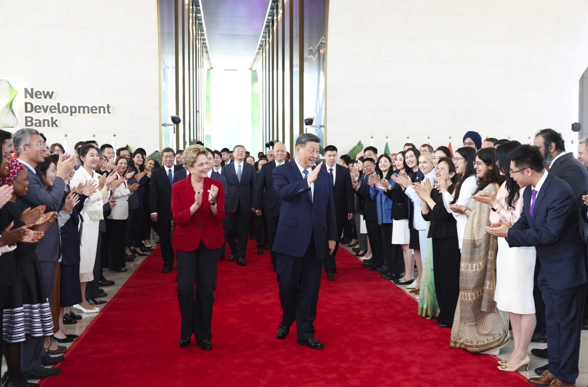 Xi Jinping visita o Banco dos Brics e se encontra com Dilma