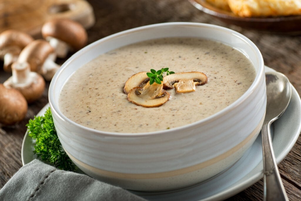 7 caldos e cremes veganos para os dias frios