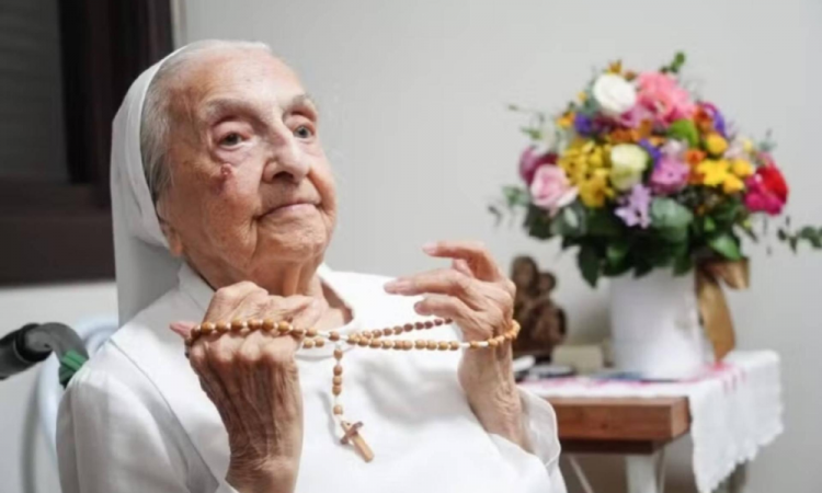 Brasileira considerada a pessoa mais velha do mundo morre aos 116 anos