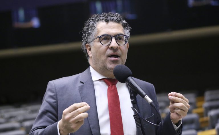 Deputado Alencar Santana fala ao microfone