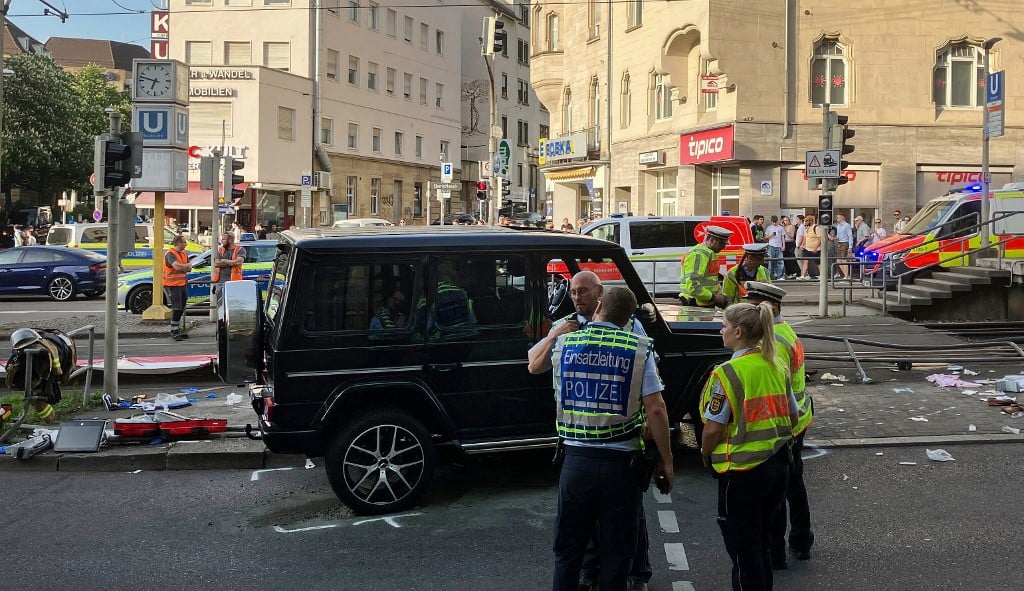 Carro avança contra multidão e deixa pelo menos 8 feridos na Alemanha