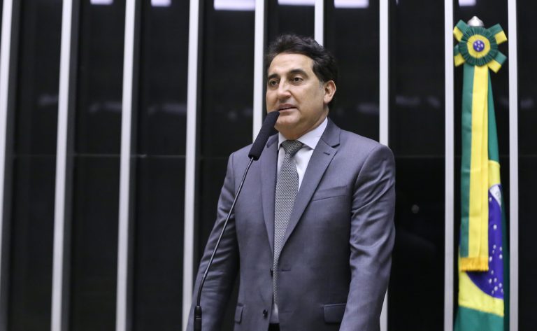 Deputado Gilvan Máximo (Republicanos-DF) fala no Plenário da Câmara dos Deputados