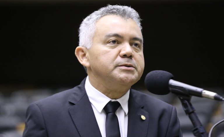 Deputado Cleber Verde fala ao microfone