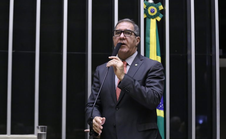 Deputado Luiz Gastão fala ao microfone