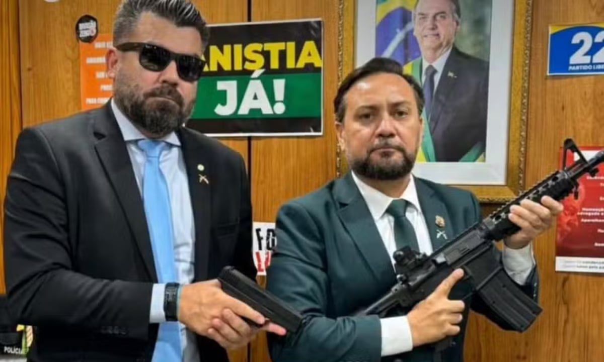 Deputado do PT pede busca e apreensão contra bolsonarista que exibiu fuzil e pistola na Câmara