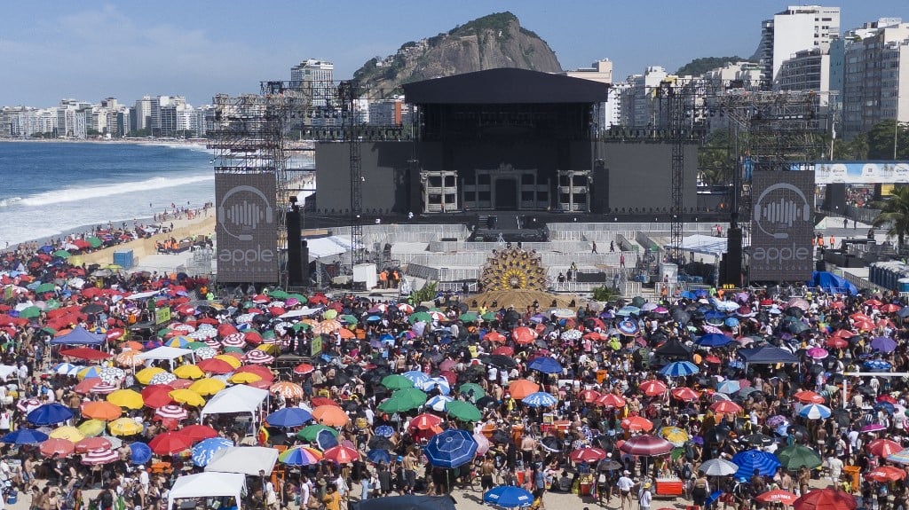 Fãs lotam praia de Copacabana horas antes do show de Lady Gaga; veja imagens