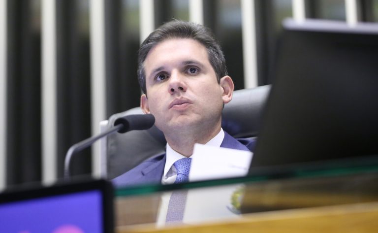 Presidente da Câmara dos Deputados, Hugo Motta, fala ao microfone
