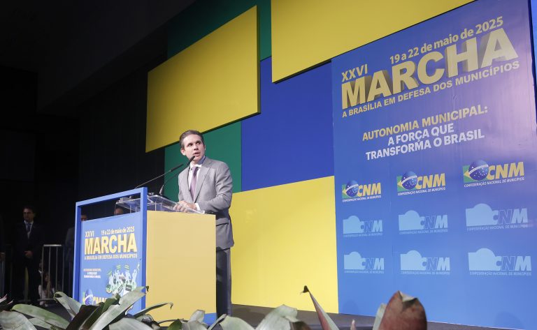 Motta discursa na marcha nos prefeitos