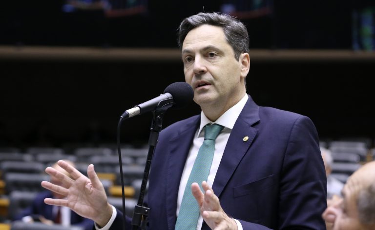 Deputado Luiz Philippe de Orleans e Bragança fala ao microfone