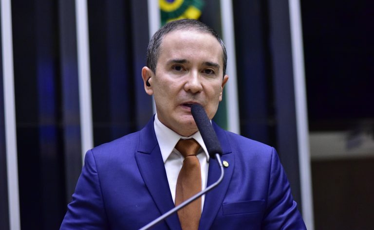 Deputado Duarte Jr. fala ao microfone