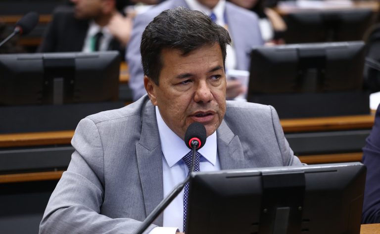 Deputado Mendonça Filho fala ao microfone