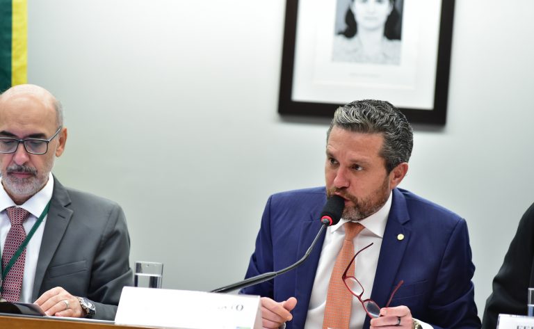 Relator defende que a Câmara decida sobre possível proibição de tarifa por tráfego de dados - Notícias