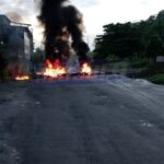 Moradores protestam por melhorias em via esburacada na Ilha de São João; veja o vídeo