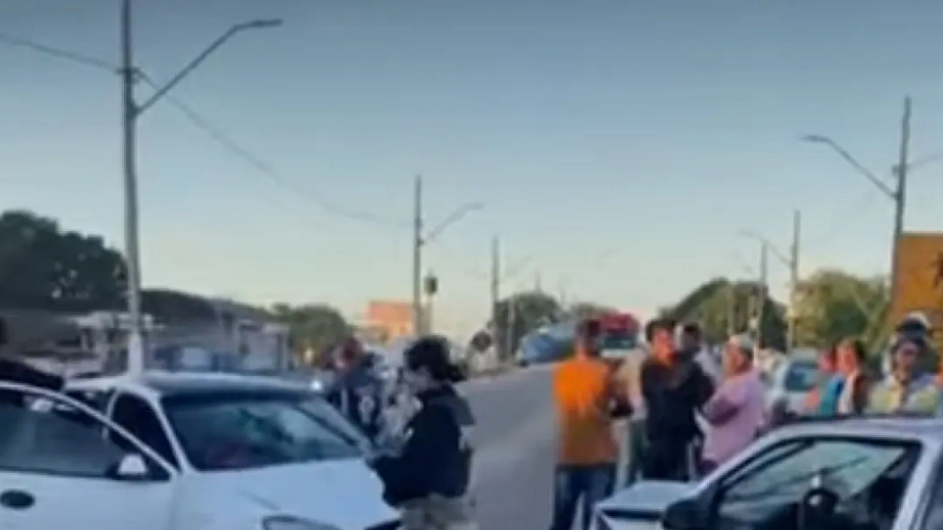 mulher morre em colisão entre dois carros e uma moto