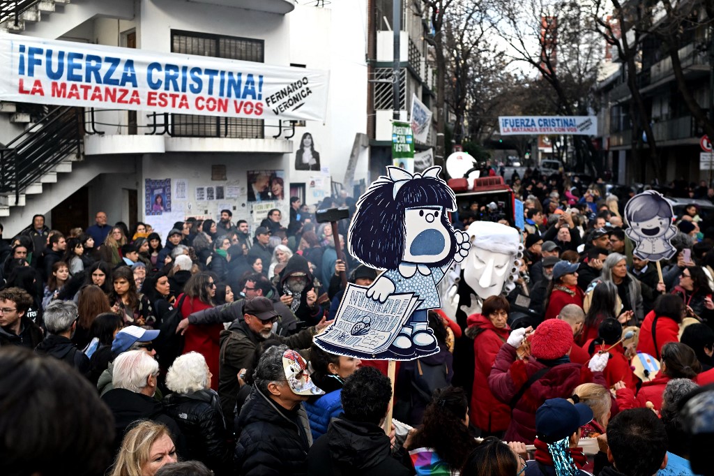 'Argentina com Cristina', apoiadores de Kirchner protestam contra sua condenação – CartaCapital