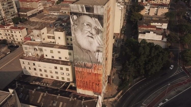 Artista busca arrecadar recursos para restaurar mural de Paulo Freire em São Paulo 