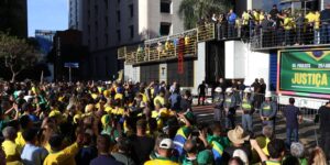Ato em SP reúne apoiadores de Bolsonaro contra julgamento no STF
