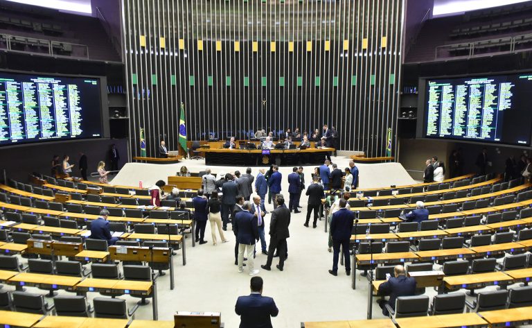 Câmara pode votar projeto que cria indenização para fiscais que atuam no combate à gripe aviária - Notícias