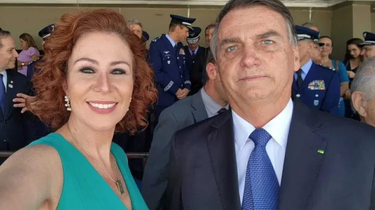 Deputada Carla Zambelli e ex-presidente Jair Bolsonaro em cerimônia em 2022