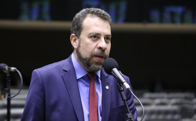 Deputado Guilherme Boulos fala ao microfone