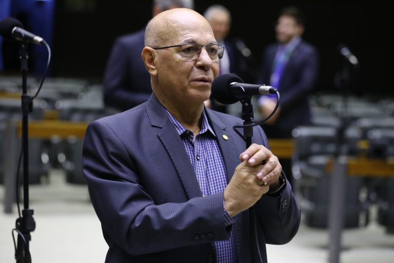 Deputado Professor Alcides fala ao microfone