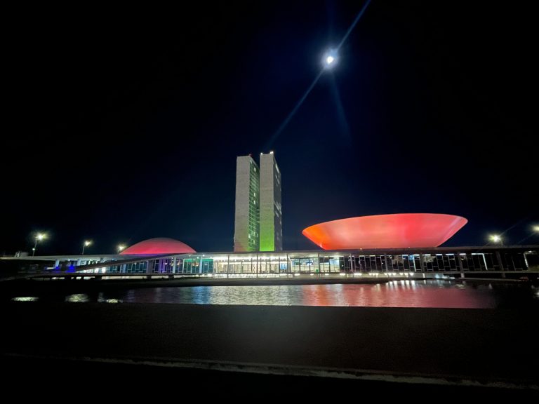 Congresso é iluminado de vermelho pelo Dia Mundial do Doador de Sangue - Notícias