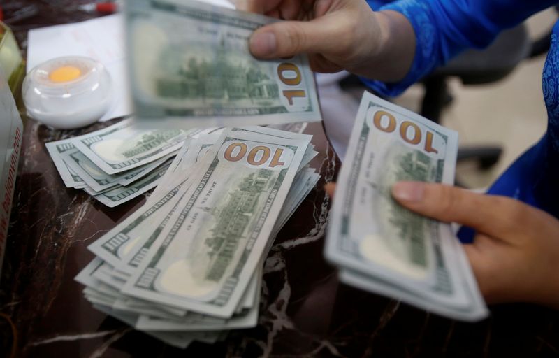Dólar tem leve queda no dia apesar de fluxo de saída e fecha semana em R$5,4831