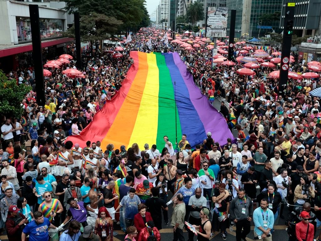 Entre leques e aplausos em SP, comunidade LGBT+ reinvidica envelhecimento digno e respeito à memória