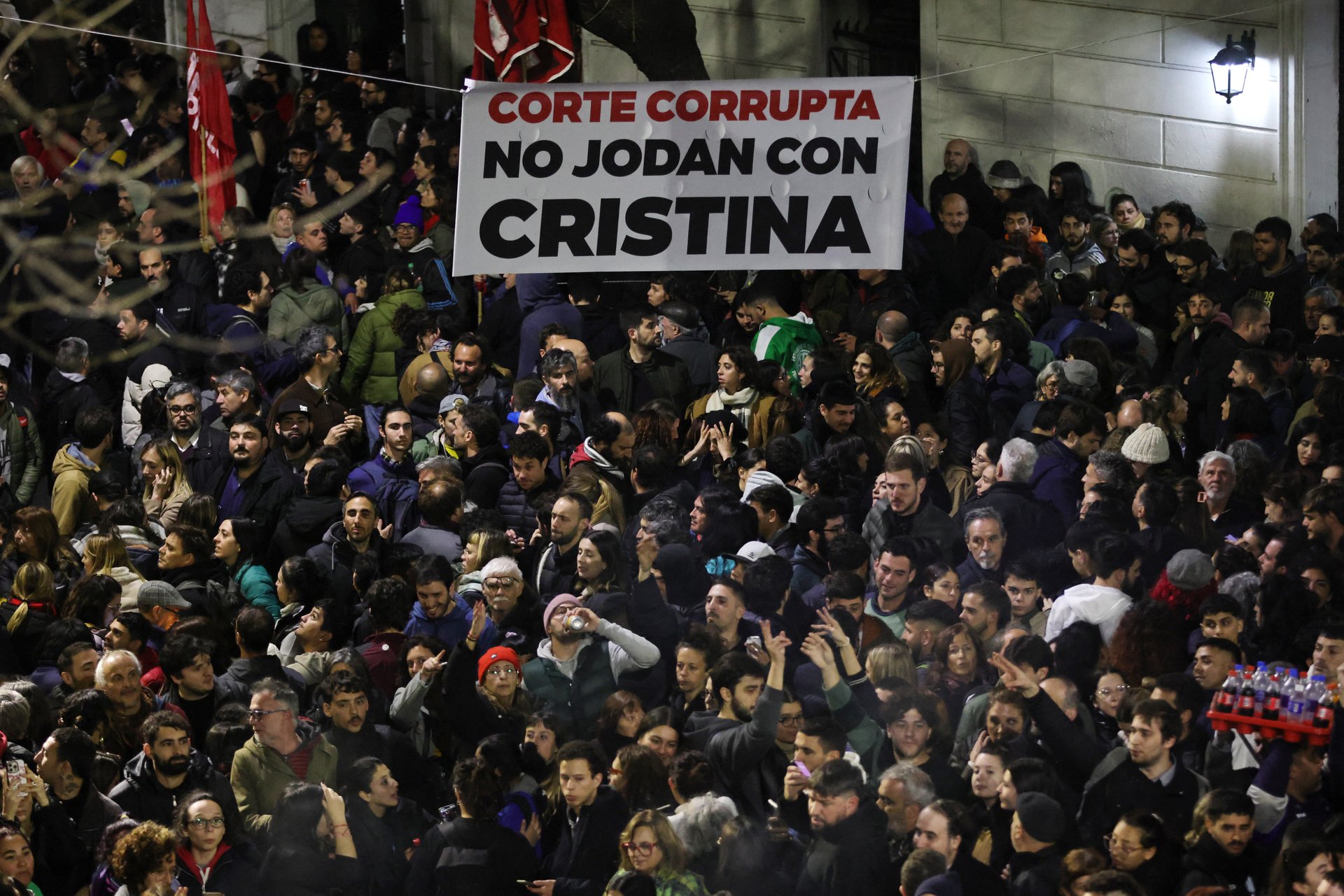 Líderes, movimentos e sindicatos protestam contra condenação de Cristina Kirchner