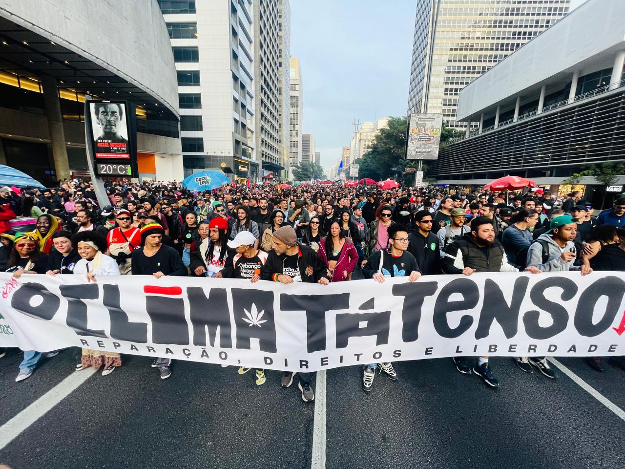 Marcha da Maconha reúne milhares de pessoas em SP por fim da guerra às drogas