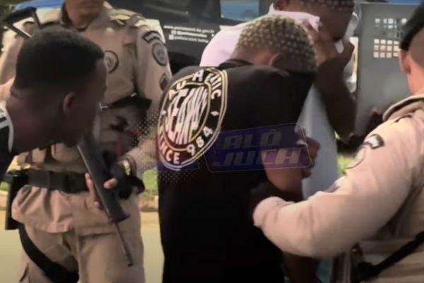 três assaltantes são presos depois de renderem motorista em corrida de aplicativo