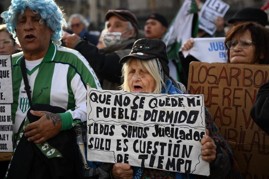 Médicos e organizações sociais se unem a aposentados contra ajustes de Milei – CartaCapital