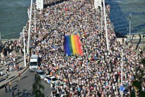 Milhares desafiam proibição de Orbán e participam de parada do orgulho em Budapeste – CartaCapital