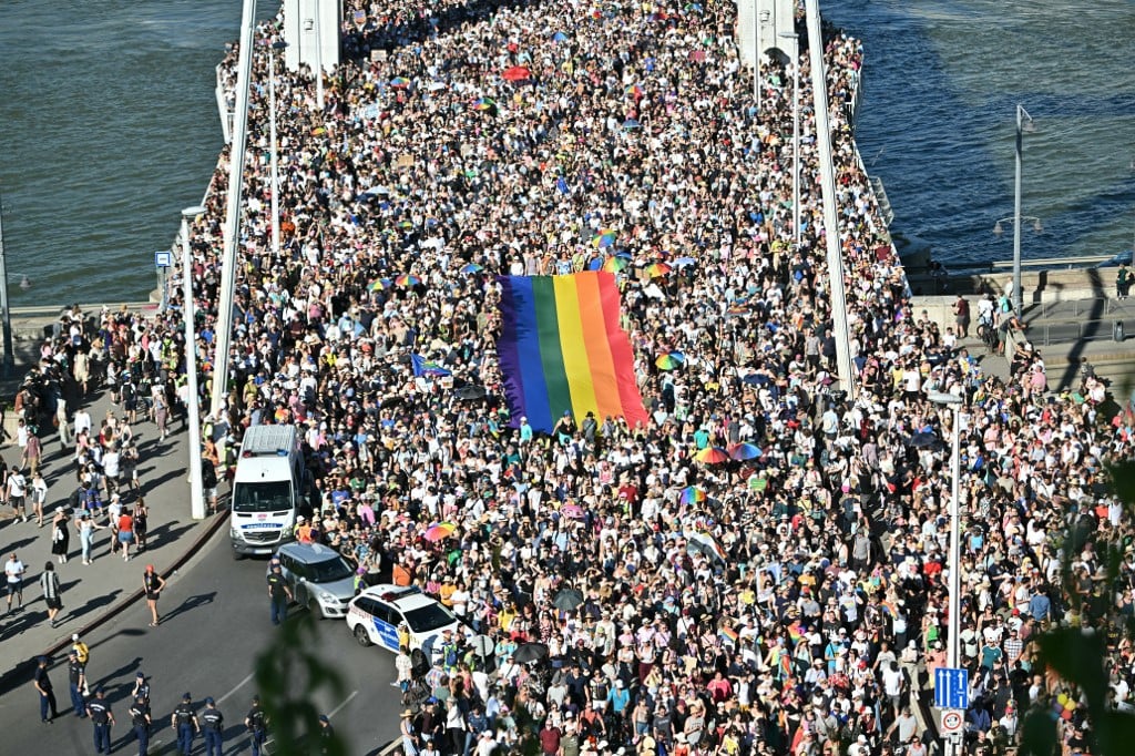 Milhares desafiam proibição de Orbán e participam de parada do orgulho em Budapeste – CartaCapital